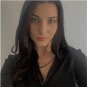 Profesora de academia, titulada en filología inglesa con especialización en traducción